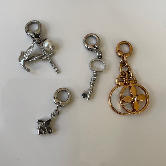 Fossil Symbol Pendants - Picture 2 of 5